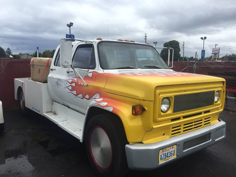 Illustration for article titled For $5,500, This Hot Tub-Toting 1983 Chevy C60 Could Be Your Big Tow